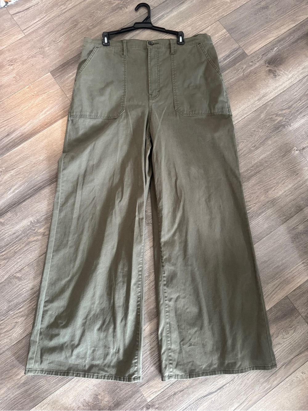 NWT Highest-Rise Wide Leg Cargo Pants in Army Green size 18